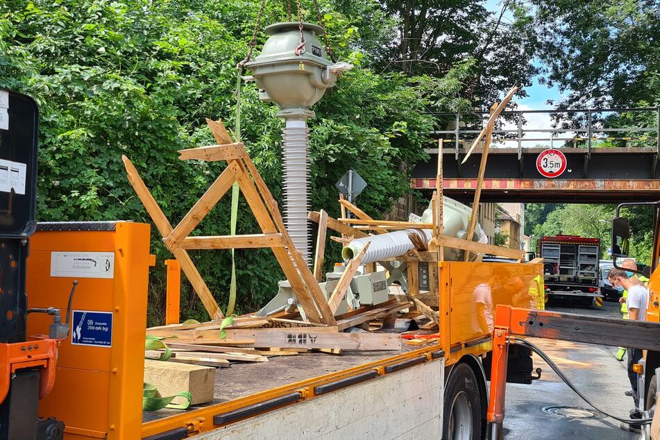 Der Lastwagen hatte insgesamt drei Trafo-Elemente geladen und blieb mit der Fracht an einer Brücke hängen.