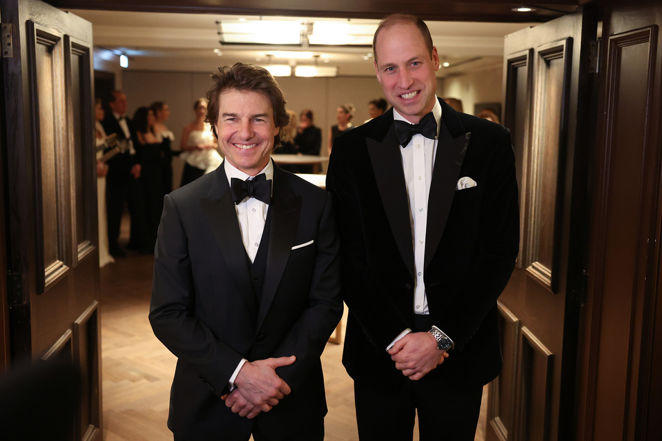 Tom Cruise (61, l.) steht mit Prinz William beim Gala-Dinner der London's Air Ambulance Charity zusammen.