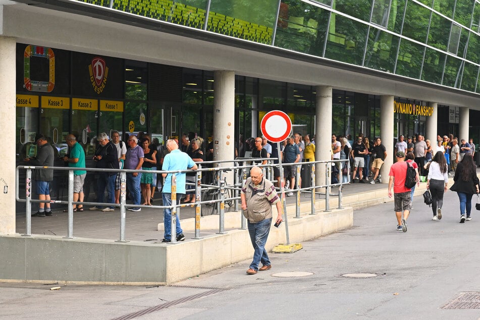 Die Reinigungsarbeiten am Stadion-Fanshop sind inzwischen fast abgeschlossen. (Archivfoto)