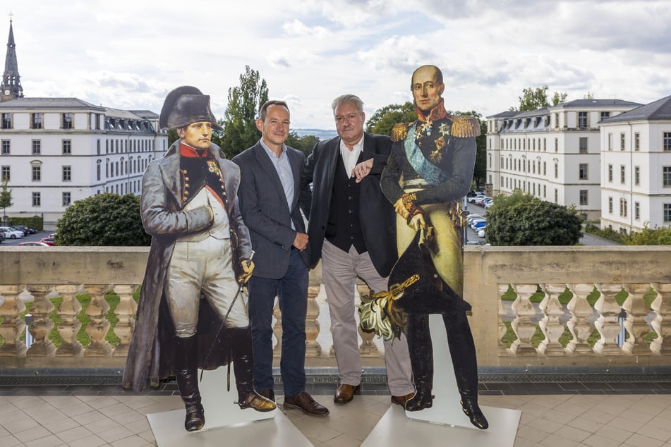 Die Kuratoren Erik Zimmermann (44, 2.v.l.) und Gerhard Bauer (61) zwischen Modellen von Napoleon und Barclay de Tolly.