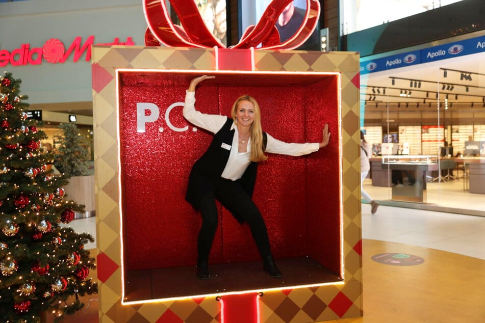 Katrin Köhler, Marketing Managerin vom Paunsdorf Center und der Höfe am Brühl, freut sich mit den Kunden auf die festliche Zeit.