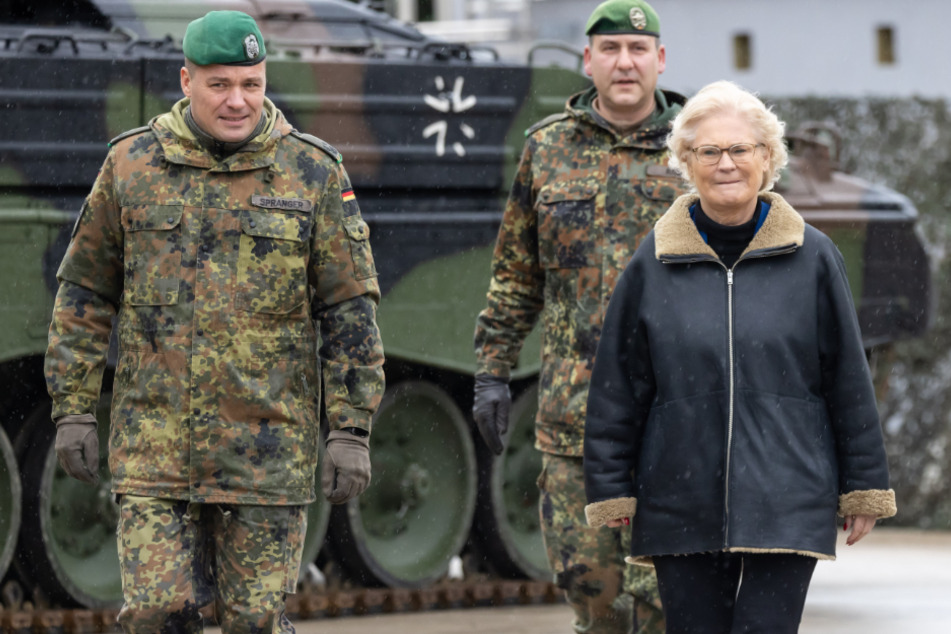 Funktionieren die in Marienberg stationierten Marder-Schützenpanzer? - Bundesverteidigungsministerin Christine Lambrecht (57, SPD) mit Kommandeur Thomas Spranger (41, r.).