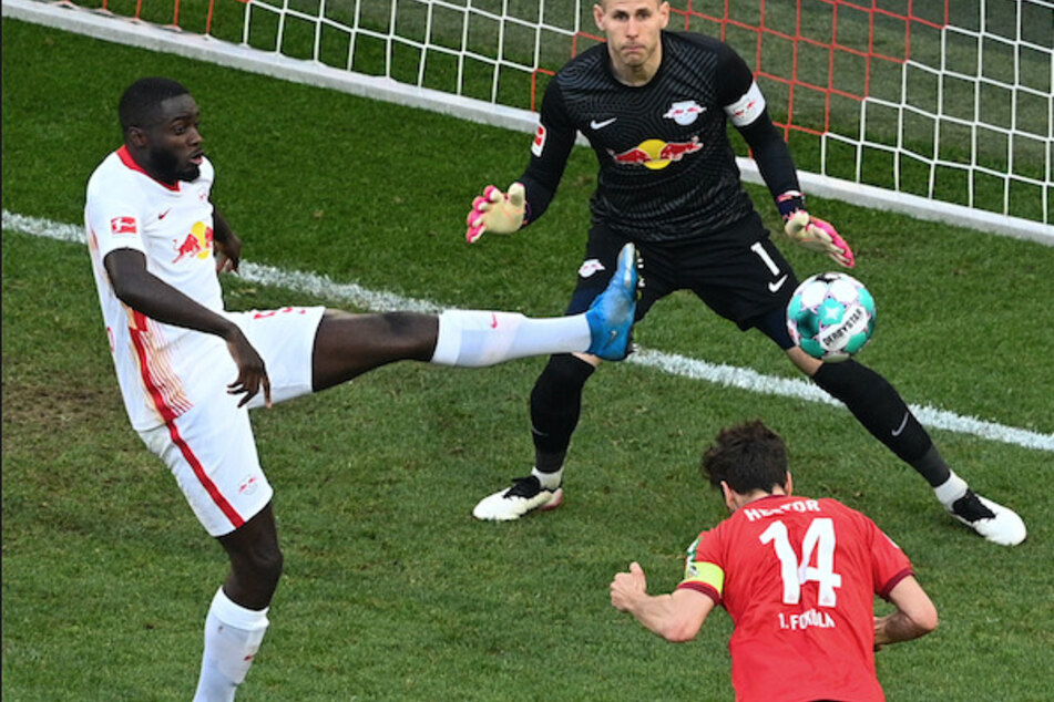 Kölns Mittelfeldspieler Jonas Hector erzielt das erste Tor seiner Mannschaft gegen Leipzigs Torwart Peter Gulacsi (oben).