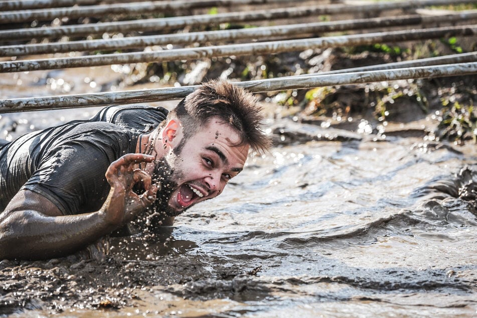 Der Schlamm-Hindernislauf der Sparkasse bringt seine Teilnehmer an ihre Grenzen. (Symbolbild)