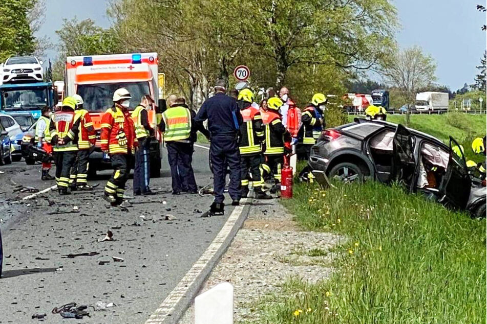 Bei einem frontalen Zusammenstoß mit einem Lastwagen auf der B173 ist in Bayern ein Autofahrer ums Leben gekommen.