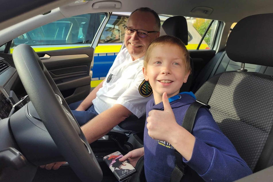 Tobias Hilbert vom Polizeirevier Hoyerswerda zeigte Finn Elias (11), wie die Polizei arbeitet.