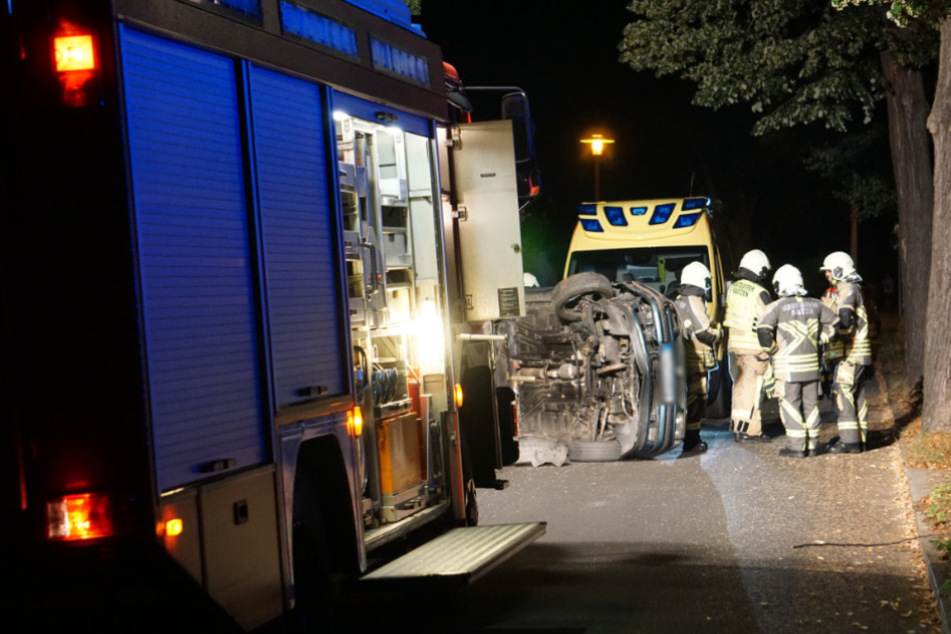 Die Einsatzkräfte kümmerten sich um den umgekippten Wagen.