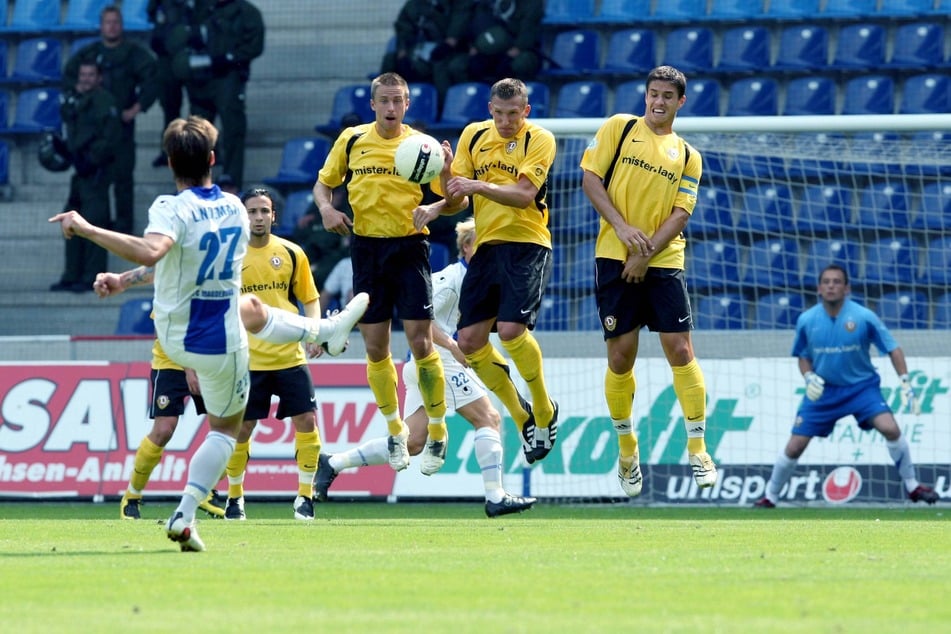 Am 19. August 2007 feierte der 1. FC Magdeburg den letzten Heimsieg gegen Dynamo Dresden in der Regionalliga Nord. Den Treffer erzielte damals Björn Lindemann (42, l.).