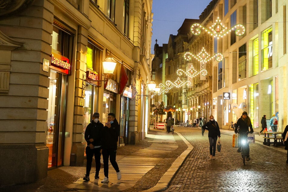 Leipzig: Mitten in der Innenstadt: Räuber-Duo zwingt Teenager, Geld abzuheben