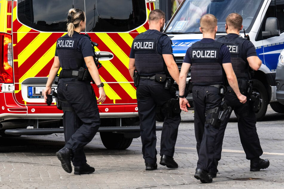 Der ZOB in Wolfsburg war nach dem Angriff bis kurz vor Mitternacht für jeglichen Verkehr gesperrt. (Symbolbild)