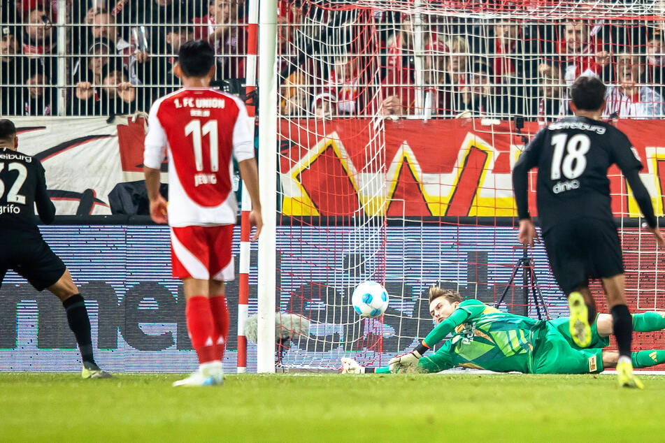 Unions Keeper Frederik Rönnow (32) pariert den Strafstoß von Freiburgs Vincenzo Grifo (31).