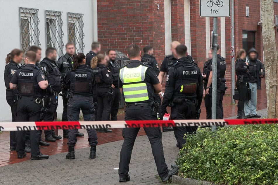 Schlägerei vor Bar artet aus: Mehrere Personen verletzt