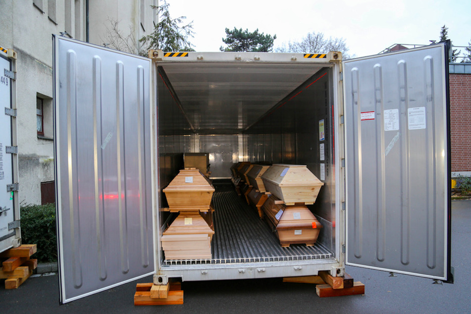 Ein geöffneter Kühlcontainer vor dem Nürnberger Krematorium zeigt die gelagerten Särge.