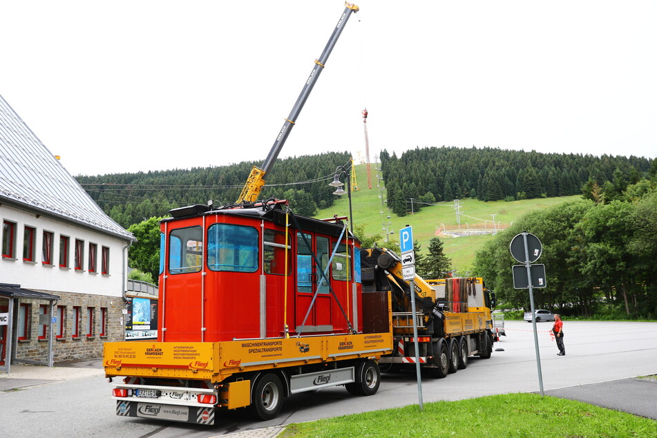 Ein Lkw mit Anhänger brachte eine Gondel der Fichtelberg-Schwebebahn zurück nach Oberwiesenthal.