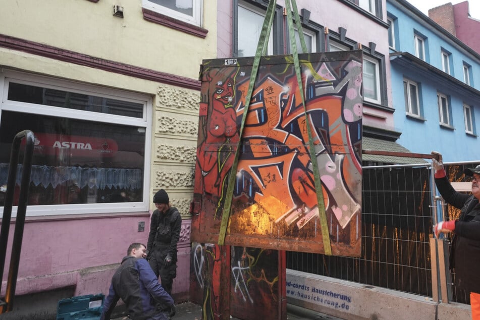 Die Tore an der berüchtigten Herbertstraße in Hamburg sind sanierungsbedürftig und wurden am Montag abgebaut.