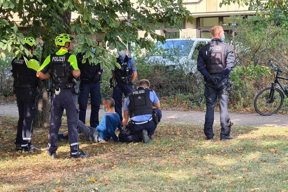 Die 50-Jährige Falschparkerin, die am Donnerstag mit einem Messer auf Polizeibeamte losging, soll sich bereits vor ihrer Attacke aggressiv gegenüber den Beamten verhalten haben.