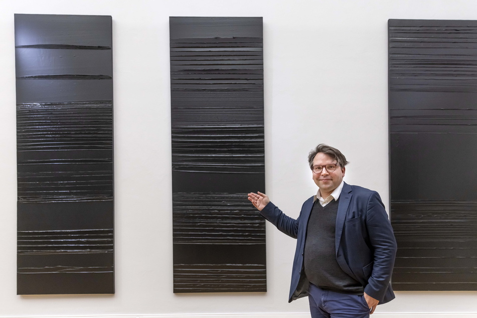 Generaldirektor Frédéric Bußmann (46) präsentiert drei Alterswerke des 101-jährigen Malers Pierre Soulages.