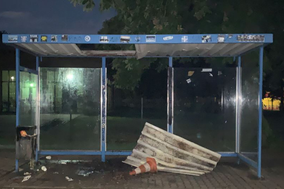 Dieses Bushaltestellenhäuschen hielt dem Gewicht zweier junger Männer nicht stand.