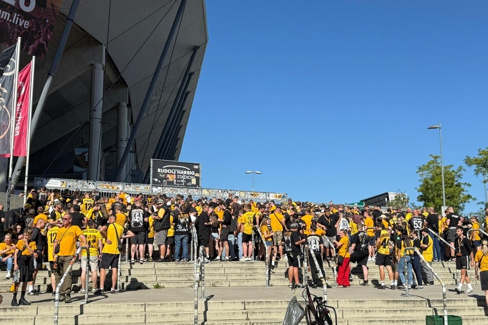 Die ersten Dynamo-Fans sind bereits am Stadion eingetroffen.