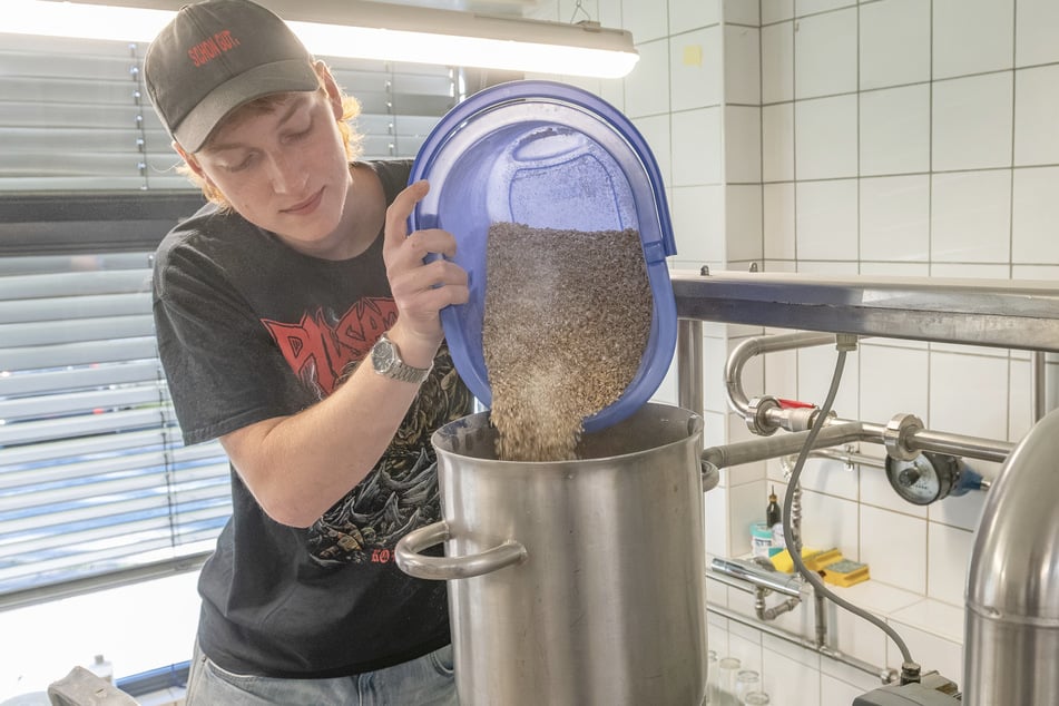 In der Schul-Brauerei gibt Maximilian Röbel (19) Weizenmalz zur Maische. Durch Erhitzen werden Enzyme aktiviert, die die Getreidestärke in Malzzucker umwandeln.