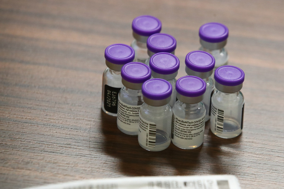 Dosen des Corona-Impfstoffs von Pfizer-Biontech stehen auf einem Tisch. In Thüringen sind inzwischen über eine Million Menschen geimpft. (Symbolbild)