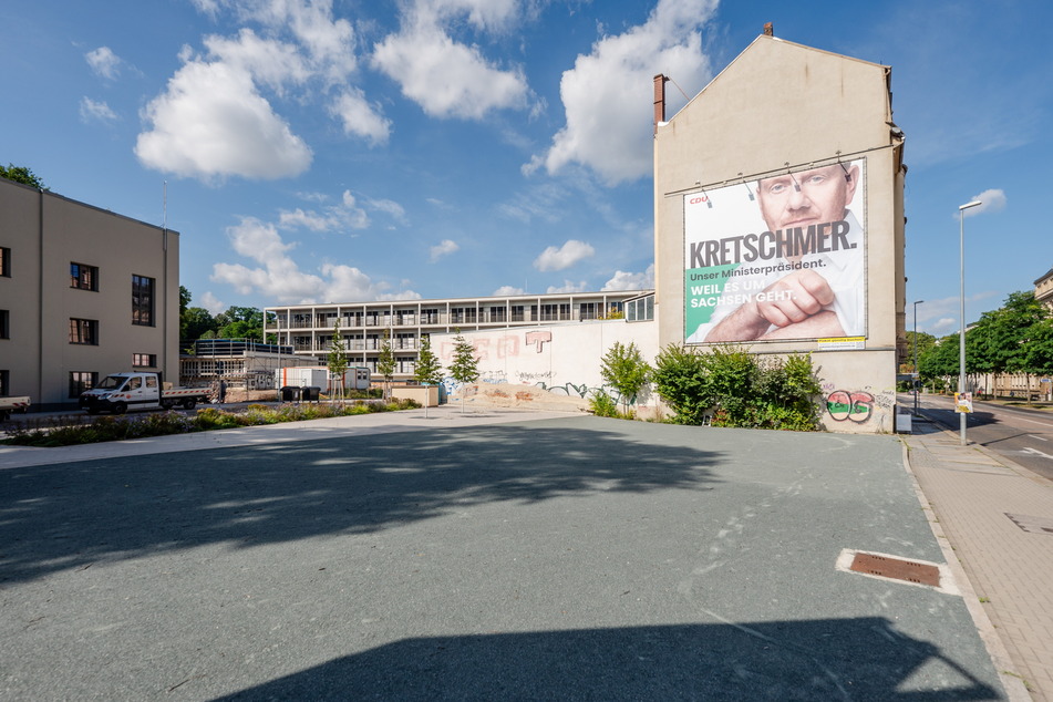 Diese Kiesfläche vor der sanierten Hartmannfabrik ist wohl der farbloseste Platz von Chemnitz.