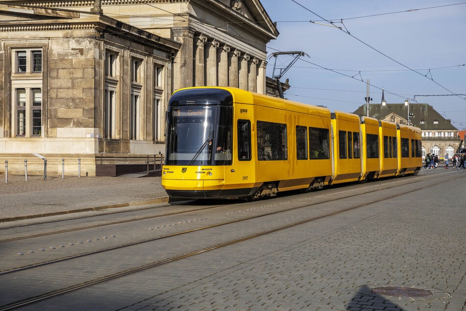 Am Tag des Laufes können die Sportlerinnen und Sportler ihre Laufnummer (Bib) als Fahrkarte in der Tarifzone Dresden nutzen. (Archivfoto)