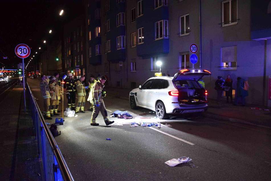Der BMW X5, der die Frau erfasst, wurde von den Einsatzkräften genau unter die Lupe genommen.