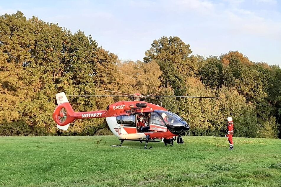Der Hubschrauber Christoph 62 aus Bautzen trifft am Unglücksort ein.