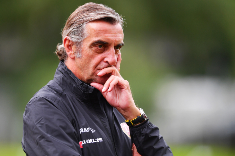 Dynamos Sportgeschäftsführer Ralf Minge (59) sieht die kurze Vorbereitungszeit nach so langer Pause kritisch.