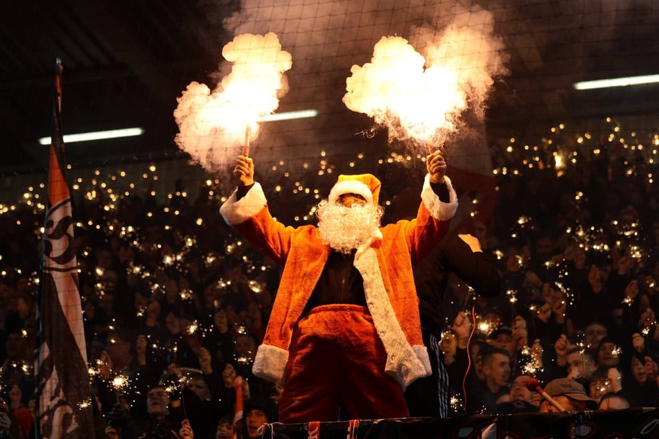Immerhin der Weihnachtsmann ließ sich trotz des Stimmungsdämpfers auf dem Rasen die Laune nicht verderben.