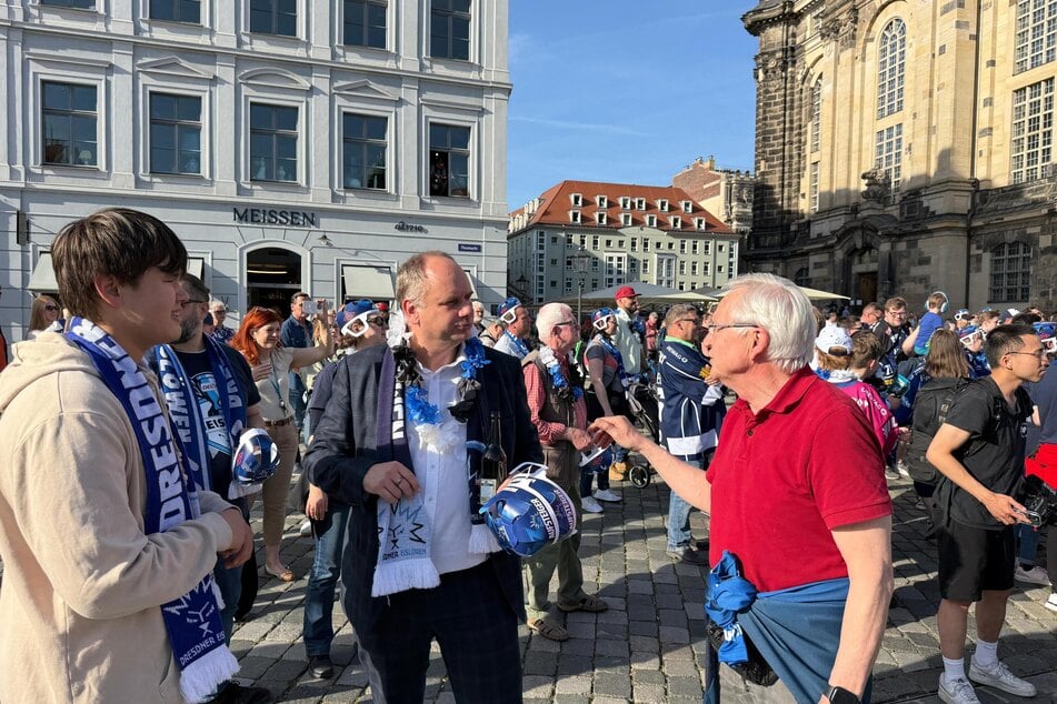 Dresdens OB Dirk Hilbert (M.) feiert den DEL-Aufstieg mit.
