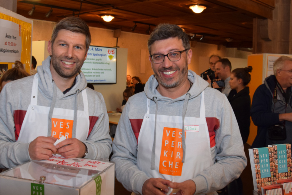 Thomas Hitzlsperger (links), Vorstandsvorsitzender des VfB Stuttgart und Präsident Claus Vogt bei der Ausgabe der Essensmärkchen.