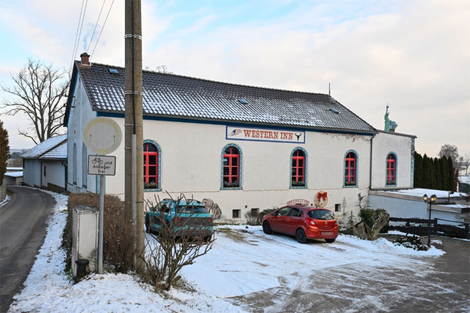 Hinter dem Restaurant "Western Inn" an der B6 zwischen Dresden und Meißen ist die Pferdeklappe zu finden.