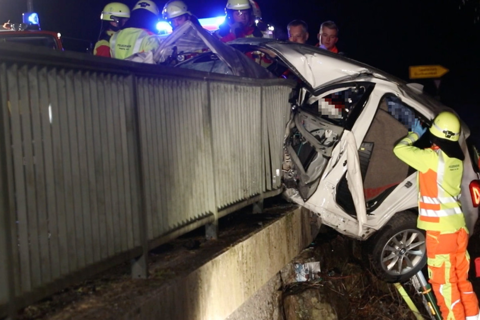 Schock-Unfall! Brückengeländer durchbohrt BMW und verletzt Fahrer schwer