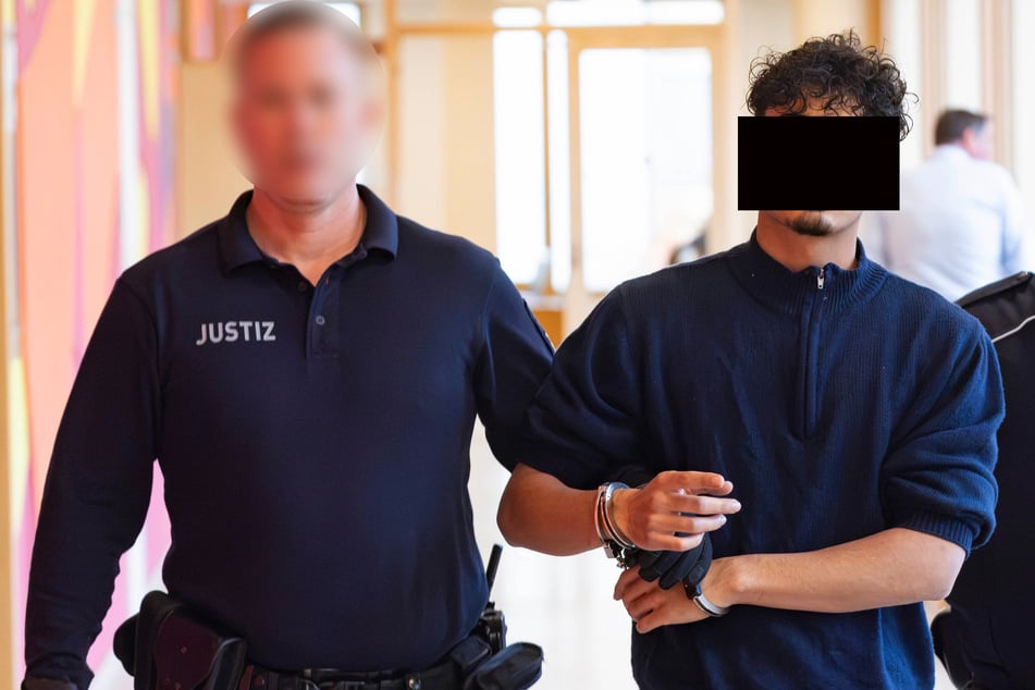 Bei Einbruch: Gras-Verkäufer versteckt sich unterm Bett, Polizisten müssen ihn an Beinen herausziehen