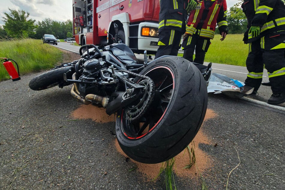 Ein 25-Jähriger kam aus noch unklarer Ursache mit seinem Bike von der Straße ab.