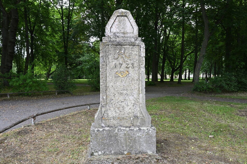 Der Chemnitzer Viertelmeilenstein von 1723 am Schlossteich. Das obligatorische "AR" ("Augustus Rex") an der Säule ist noch zu erkennen.