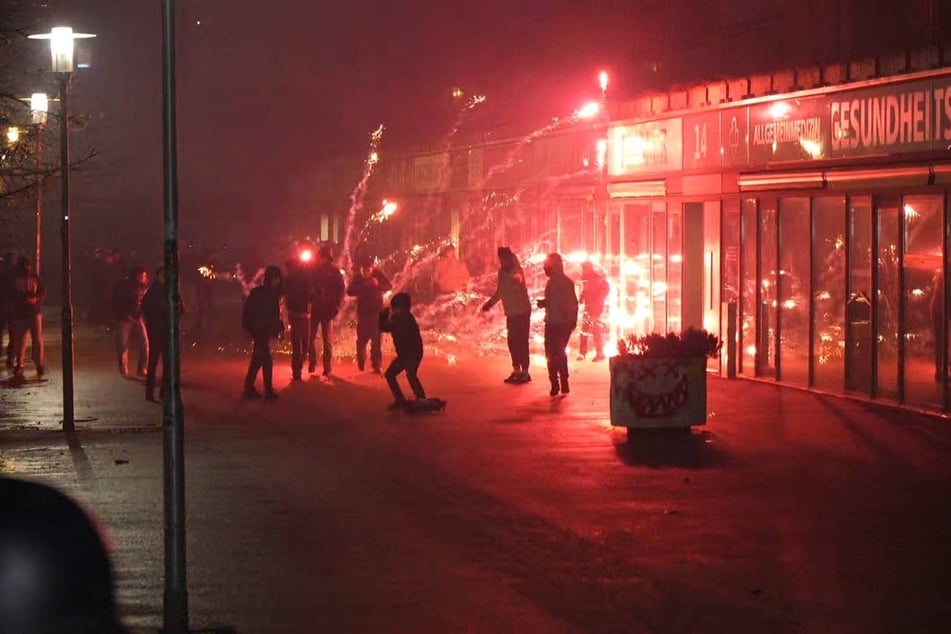Unbekannte lieferten sich im Anschluss Auseinandersetzungen mit der Bereitschaftspolizei. 23 Personen konnten dabei durch die Einsatzkräfte festgesetzt werden und sehen sich nun mit dem Vorwurf des Landfriedensbruchs konfrontiert. (Archiv)