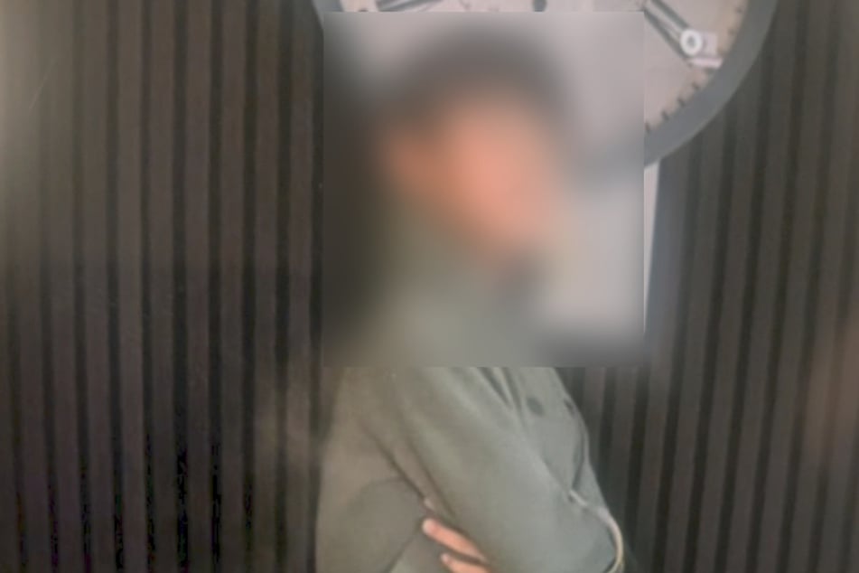 Der andere Junge trug eine dunkelgraue Winterjacke und eine Warnweste.