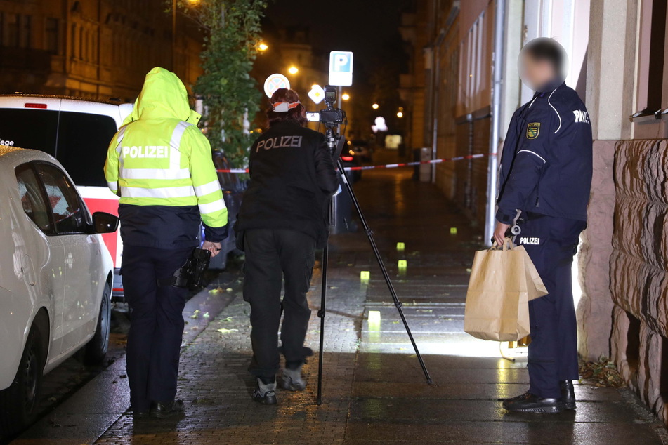 Die gesamte Nacht lang sicherte die Polizei Spuren.