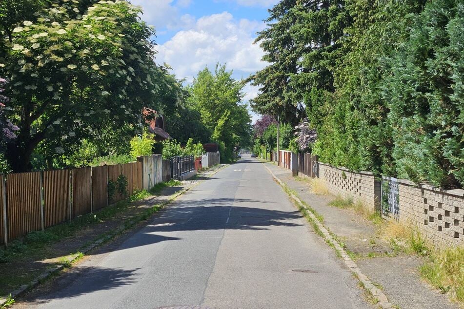Die eigentlich so friedlich wirkende Adolf-Damaschke-Straße in Leipzig-Engelsdorf wurde in der Nacht zum Dienstag zum Tatort eines brutalen Einbruchs.