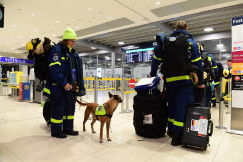 Rettungsteam des Technischen Hilfswerks in der Türkei gelandet - Hund mit an Bord