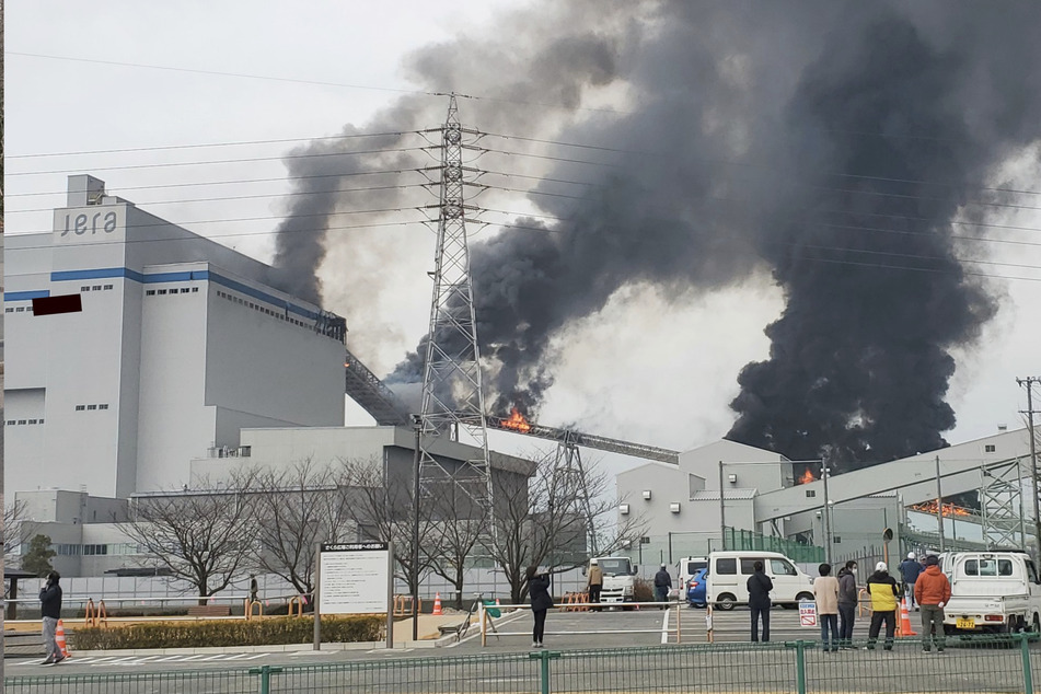 Vom Kraftwerk stieg schwarzer Rauch auf.