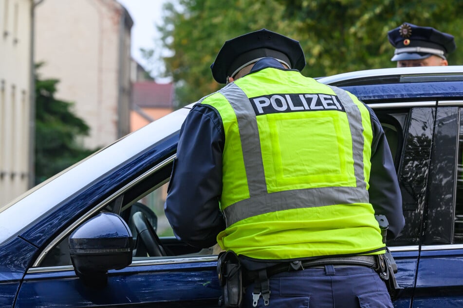 Köln: Raser flüchtet über Ampeln: Ein Blick in seine Tasche verrät, warum