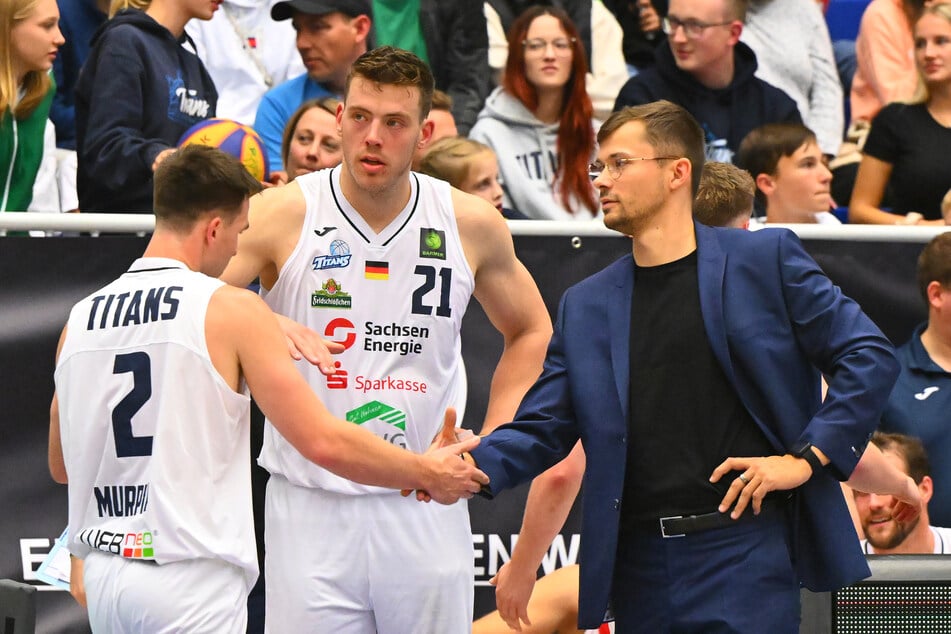 Grayson Murphy (24, l.) war mit 18 Punkten bester Werfer der Titans.