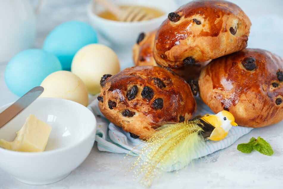 Mit dem Rezept für das Osterbrot können auch Osterbrötchen hergestellt werden. Die Backzeit verringert sich dadurch.