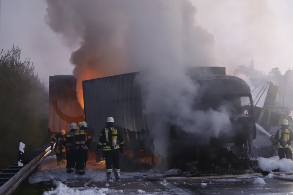 A7 bleibt nach Lkw-Unfällen weiterhin gesperrt