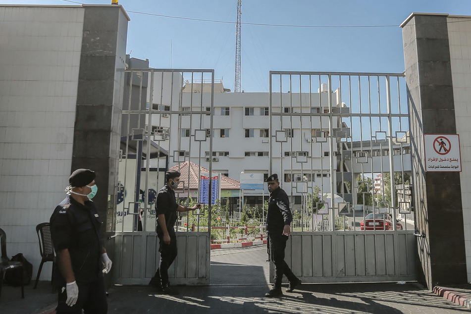 Mitglieder der islamistischen Hamas bewachen die Tore des Schifa-Krankenhaus in Gaza, das nach israelischer Darstellung auch als Hamas-Kommandozentrum dient. (Archivbild)