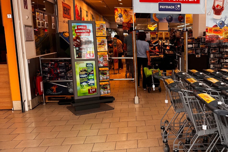 Ein Unbekannter wollte mit einer Waffe einen Supermarkt in Nürnberg überfallen. Doch die Kunden konnten ihn in die Flucht schlagen.